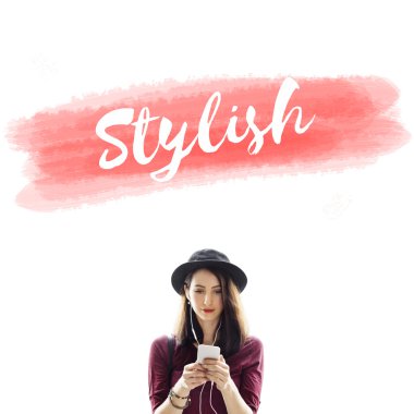 Akıllı telefon tarama şapkalı kadın