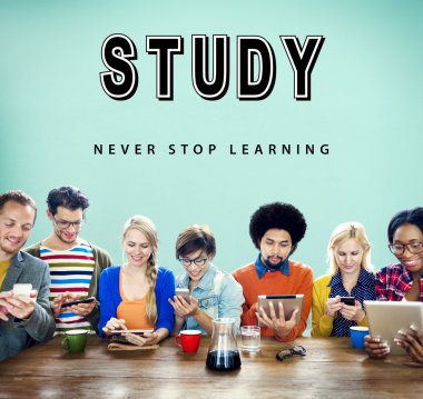 Dijital aygıtlar kullanan insanlar