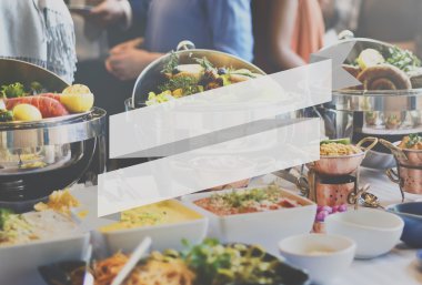 Masa çeşitli lezzetli yiyecek dolu 