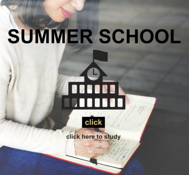 Günlüğe notlar yazan kadın