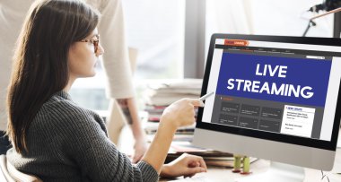 Live Streaming ile monitörde gösterilen kadın
