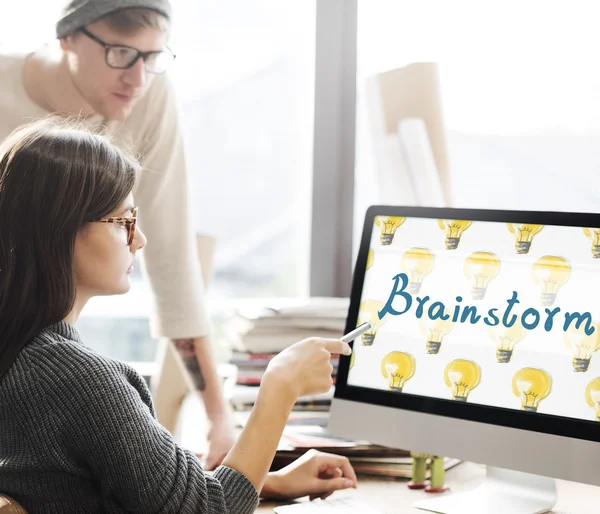 Donna mostrando sul monitor con brainstorming — Foto Stock