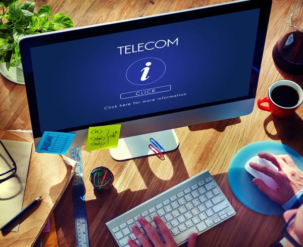 Affärsman som använder dator med Telecom koncept — Stockfoto