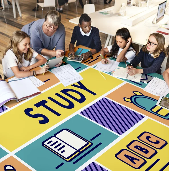 Leraar met groep kinderen — Stockfoto