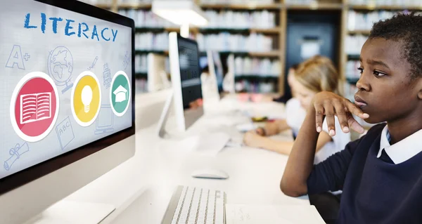 Kinderen studeren met computer — Stockfoto