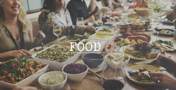 Lidé se těší potravin — Stock fotografie