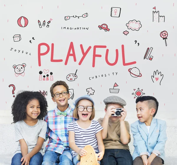 Niños felices posando juntos — Foto de Stock