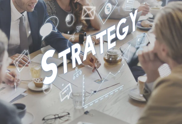 Människor diskuterar om strategi — Stockfoto