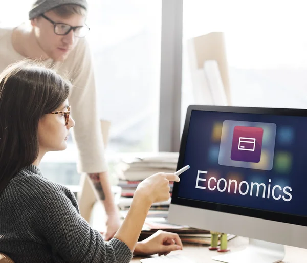 Frau zeigt auf Monitor mit Wirtschaftswissenschaften — Stockfoto