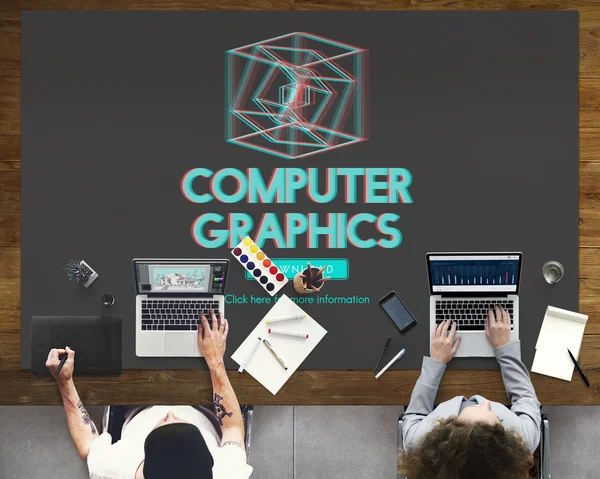 Ihmiset työskentelevät kannettavat tietokoneet pöydässä — kuvapankkivalokuva