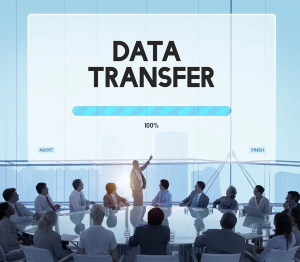 Pessoas de negócios com ícone de transferência de dados — Fotografia de Stock