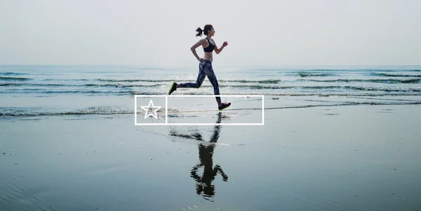 Femme jogging sur la plage — Photo