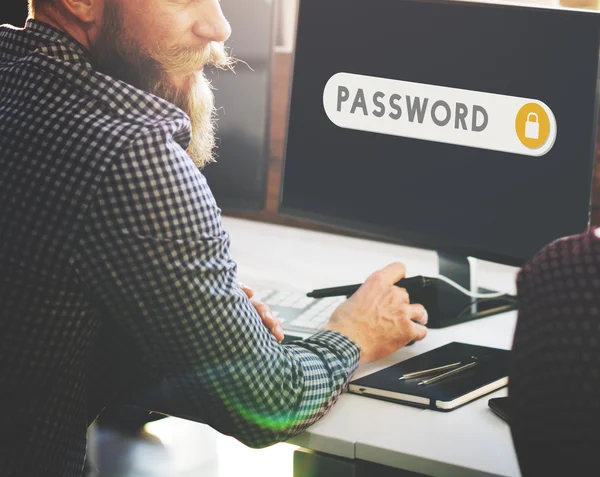 Geschäftsmann arbeitet am Computer mit Passwort — Stockfoto