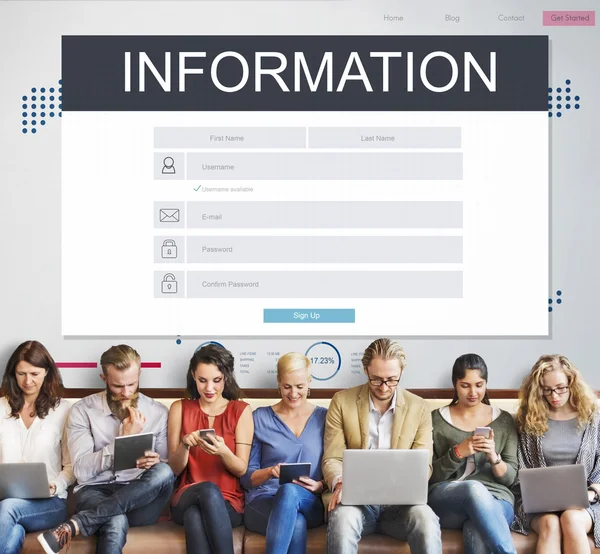 Menschen sitzen mit Geräten und Informationen — Stockfoto