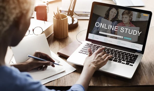 Mujer trabajando en el ordenador portátil con estudio en línea — Foto de Stock