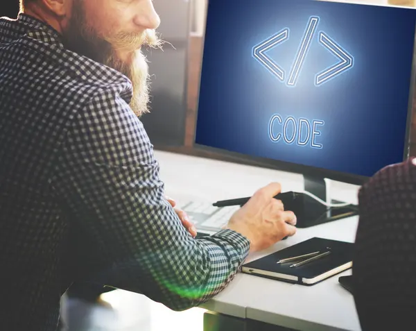 Zakenman die werken op de computer met code — Stockfoto