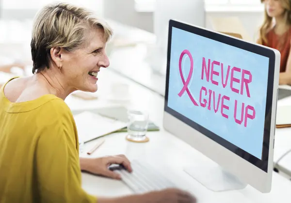 Počítač s Never Give Up na monitoru — Stock fotografie