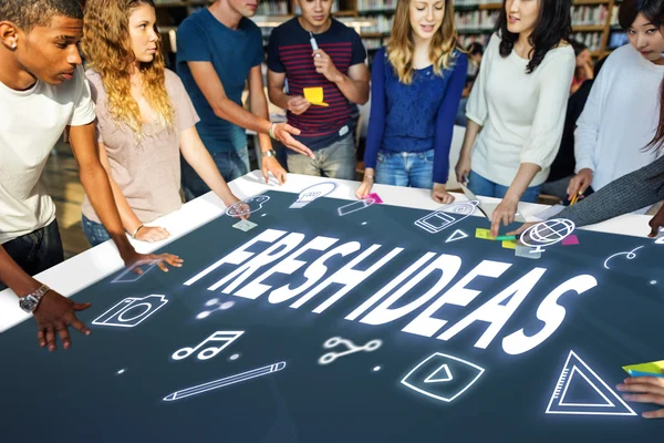 Studenti al tavolo da lavoro — Foto Stock