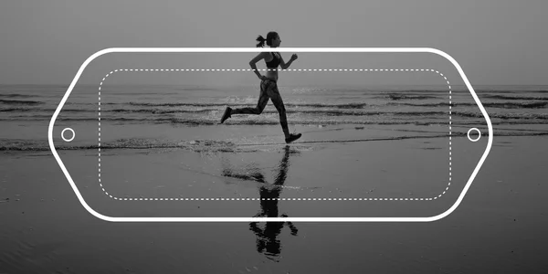 Frau joggt am Strand — Stockfoto