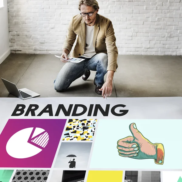 Hombre de negocios que trabaja con branding — Foto de Stock