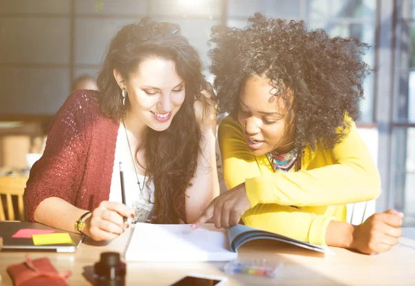 Schüler lernen gemeinsam — Stockfoto