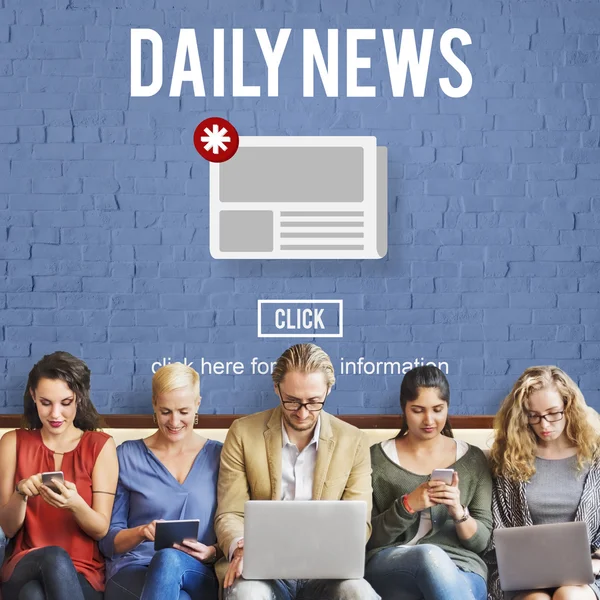 Persone si siedono con i dispositivi e Daily News — Foto Stock
