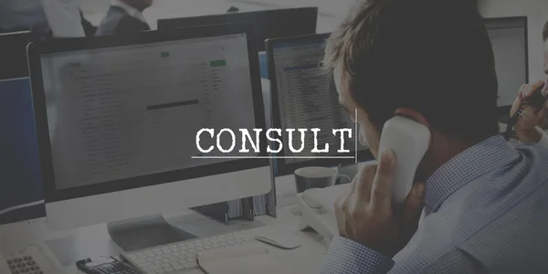 Podnikatel, pracovat na počítači s Consult — Stock fotografie