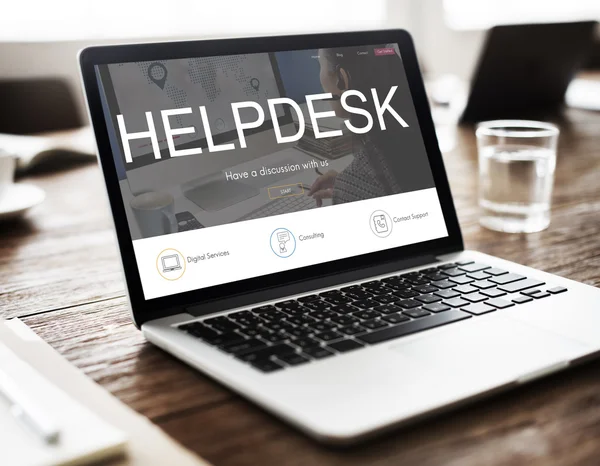 dizüstü bilgisayar ile ahşap masa