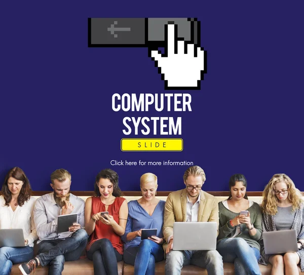 デバイスとコンピュータ システムの人が座っています。 — ストック写真