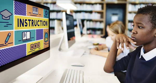 Barn som studerar med dator — Stockfoto