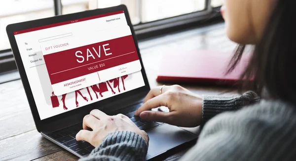 Frau arbeitet mit Laptop — Stockfoto