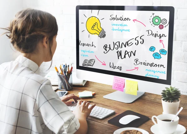 Mujer trabajando en estudio de diseño — Foto de Stock