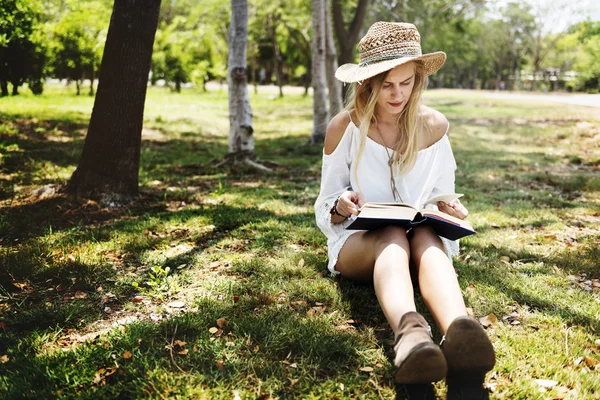 Lady leesboek op park — Stockfoto