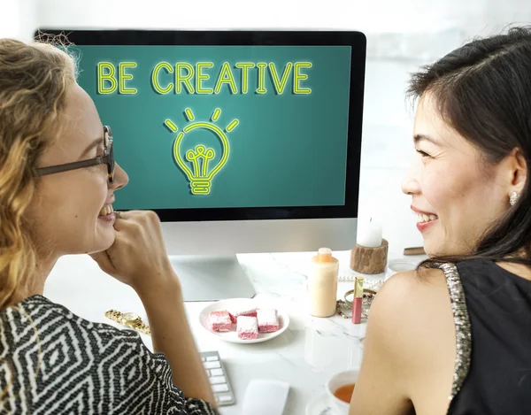 Mujeres sonrientes usando la computadora —  Fotos de Stock