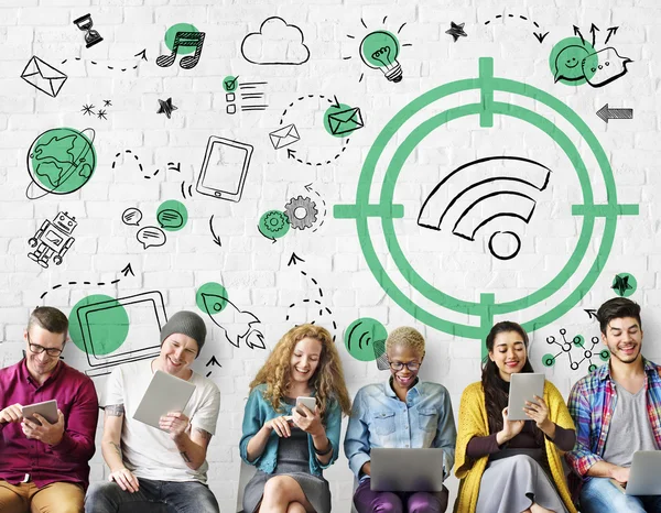 İnsanlar dijital araçları tarama  