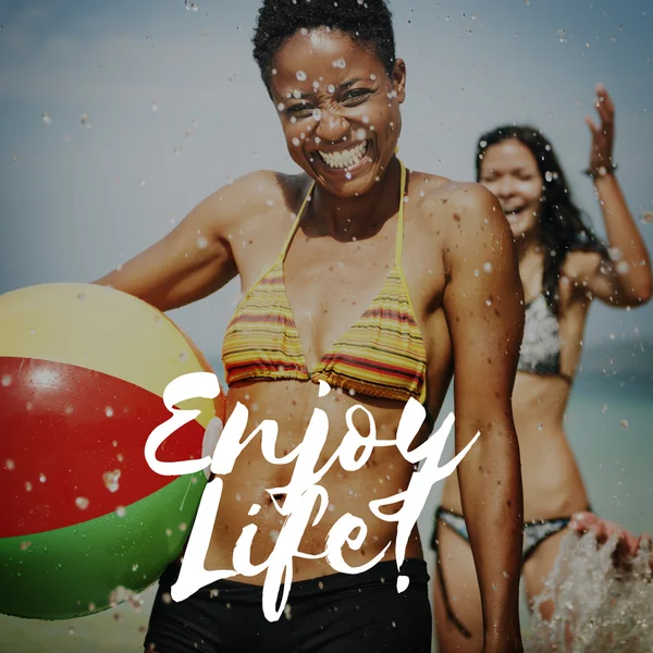 Plaj topu ile mutlu kadın — Stok fotoğraf