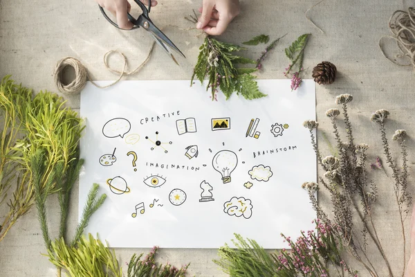 Woman cutting herbs — Stock Photo, Image