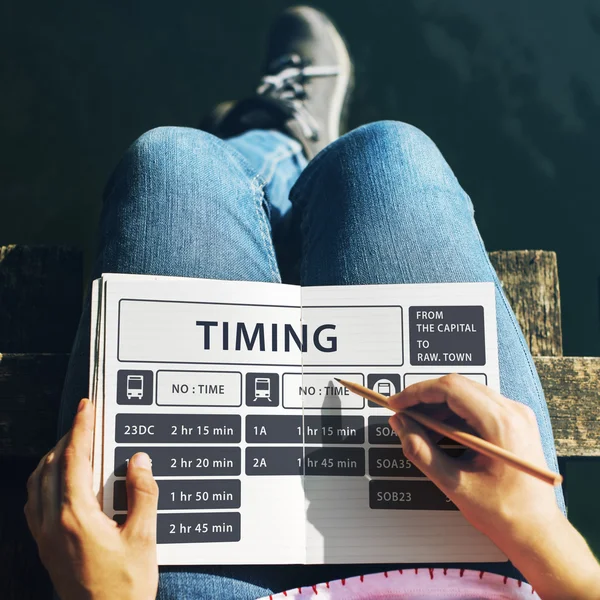 Vrouw schrijven in notebook — Stockfoto