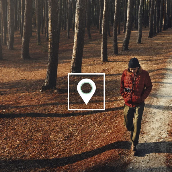 Man vandrar ensam i skogen — Stockfoto