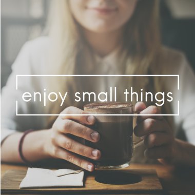 Kafede kız içki içecek