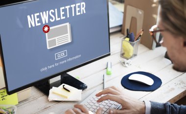 Bilgisayarda çalışan iş adamı