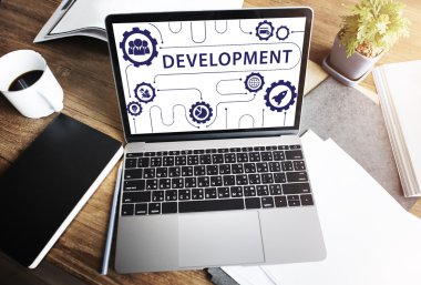 dizüstü bilgisayar ile çalışma alanı tablosu