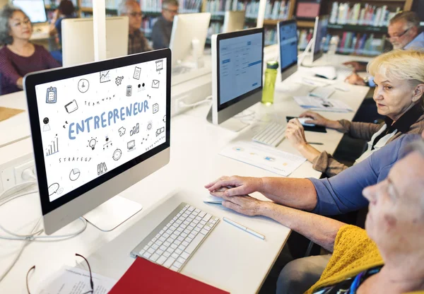 Senyor pessoas em classe de computador — Fotografia de Stock