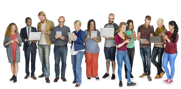 Diverse Menschen mit digitalen Geräten — Stockfoto