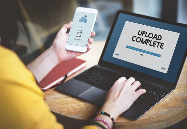 Vrouw met laptop en telefoon — Stockfoto