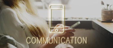 Akıllı telefon kullanan kadın