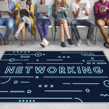 oturan ve tarama dijital becerikli insanlar