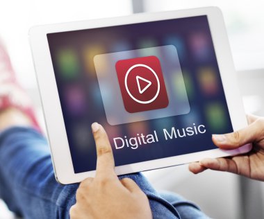 Dijital tablet elinde olan kişi