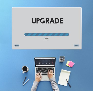 laptop ile çalışan kişi 