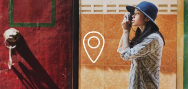 Fotoğraf yapma siyah şapkalı kız